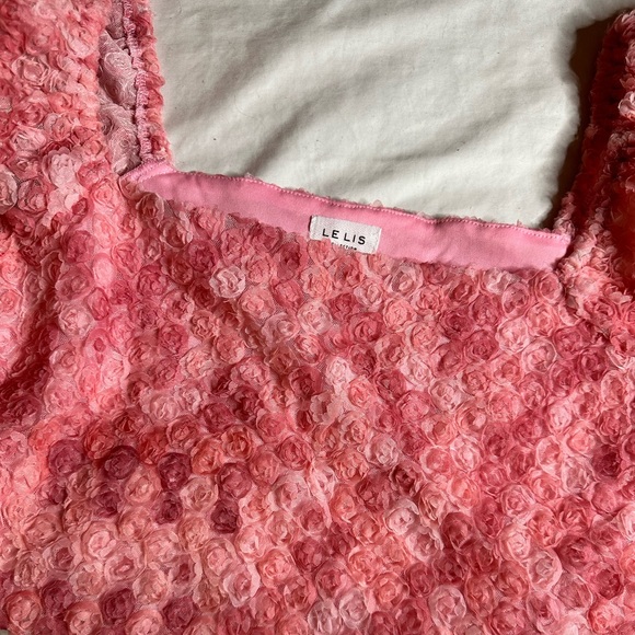 Le Lis 3D flower cropped top with side zipper closure. - Picture 2 of 5